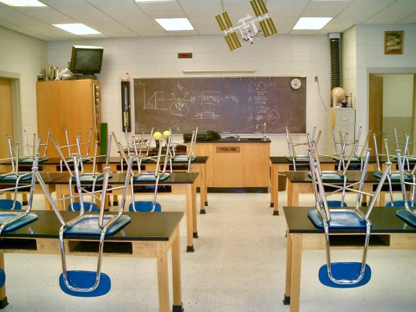 Image Credit: https://commons.wikimedia.org/wiki/File:A_public_school,_high_school_classroom_in_the_United_States_02.jpg